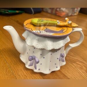 Cat teapot with spoon